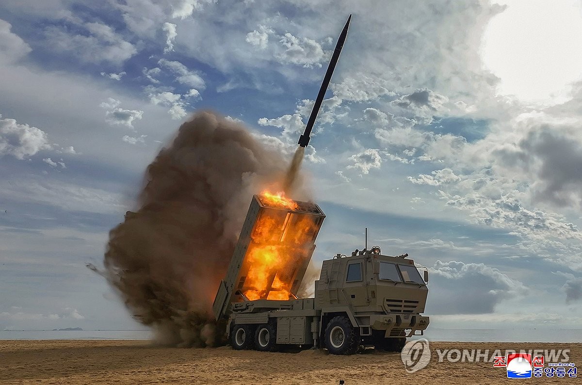 발사관에서 화염 뿜는 북한 갱신형 240㎜ 방사포