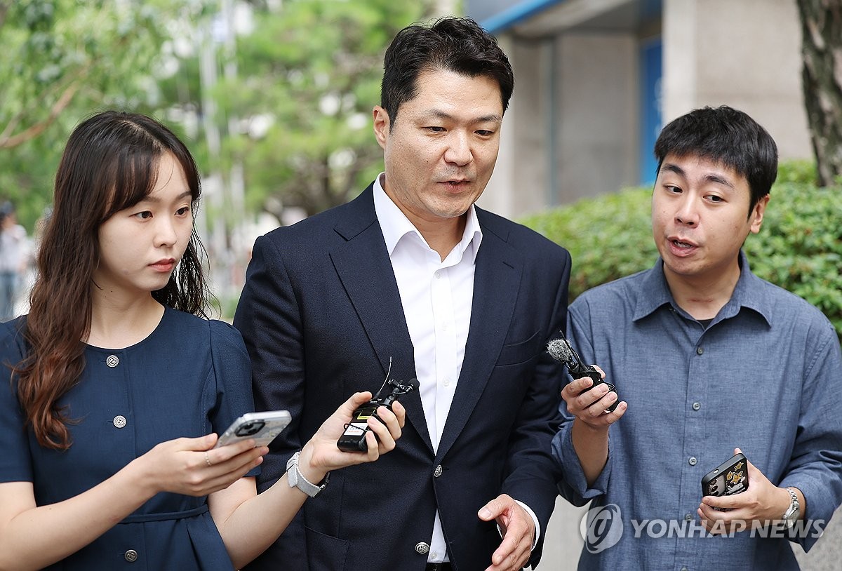 취재진 질문 듣는 최재훈 검사
