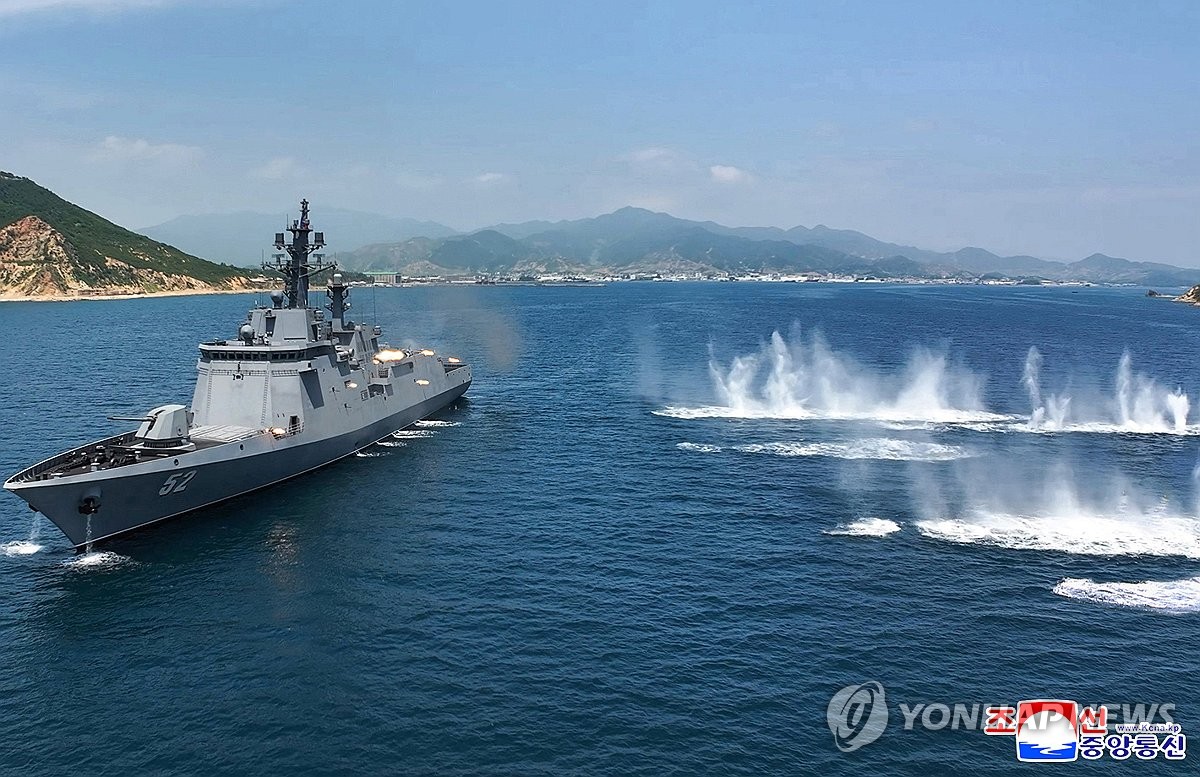 북한, 구축함 '강건호' 무기시험 진행