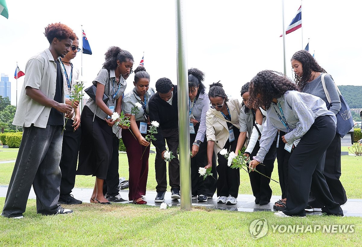 유엔기념공원 참배하는 에디오피아 학생들