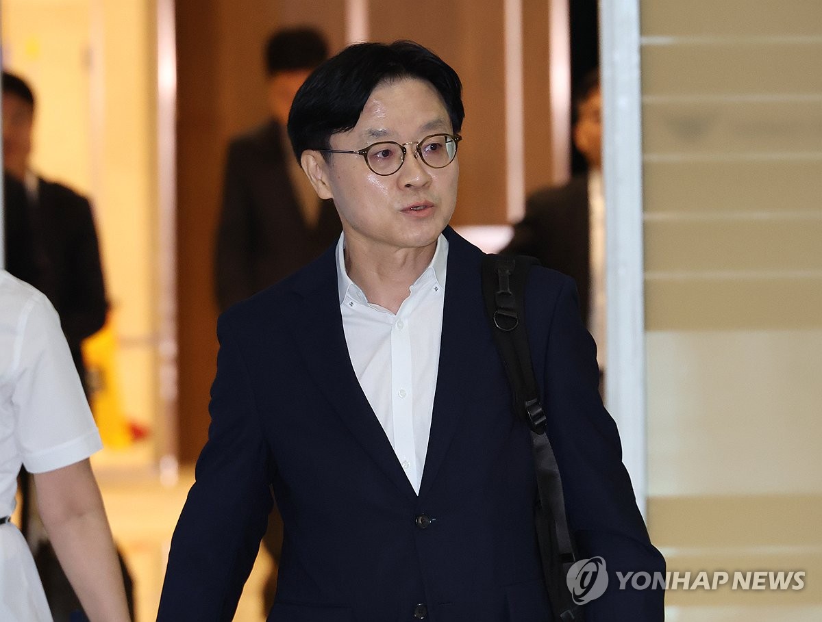 출국하는 김정관 장관