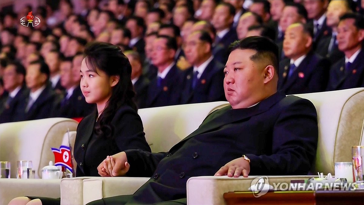김정은, 딸 주애와 전승 73주년 기념공연 관람