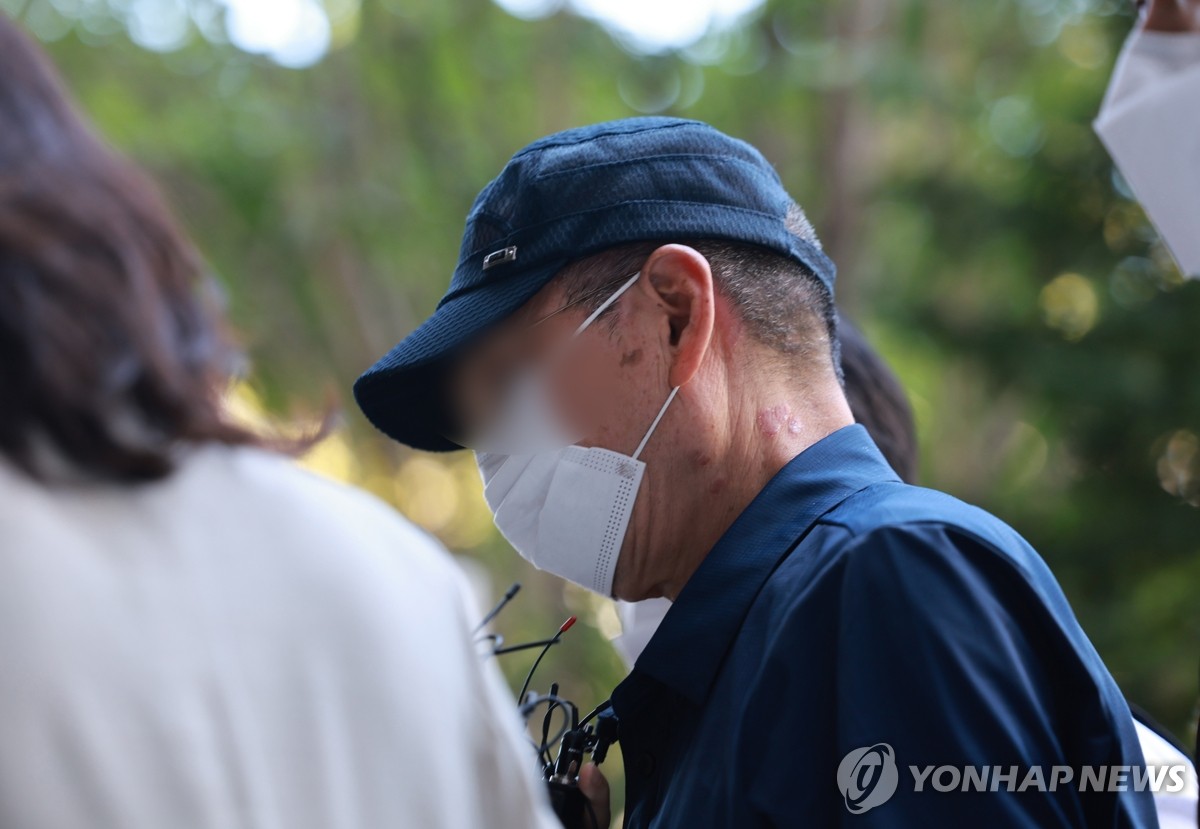 '20대 지적장애인 성폭행 혐의' 60대, 구속심사 출석