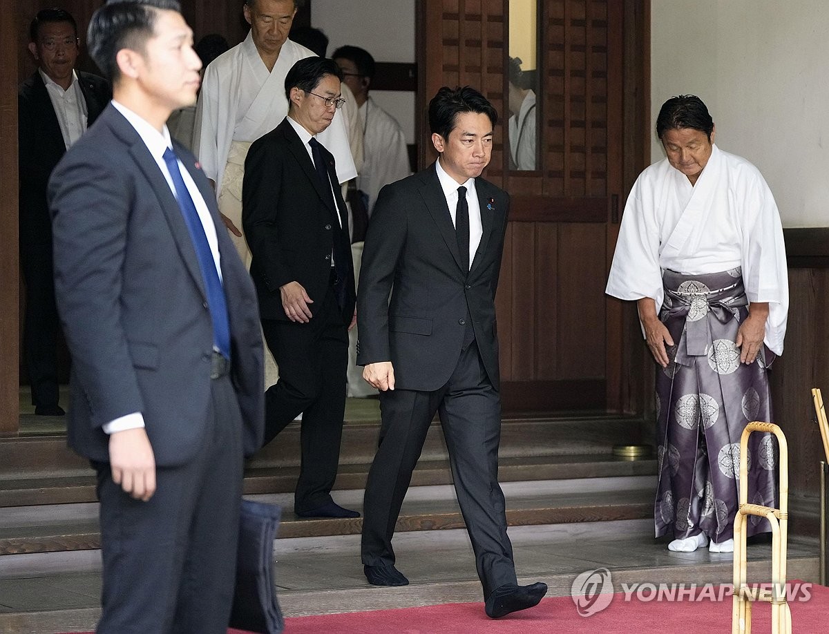 야스쿠니 신사 참배하는 고이즈미 일본 방위상