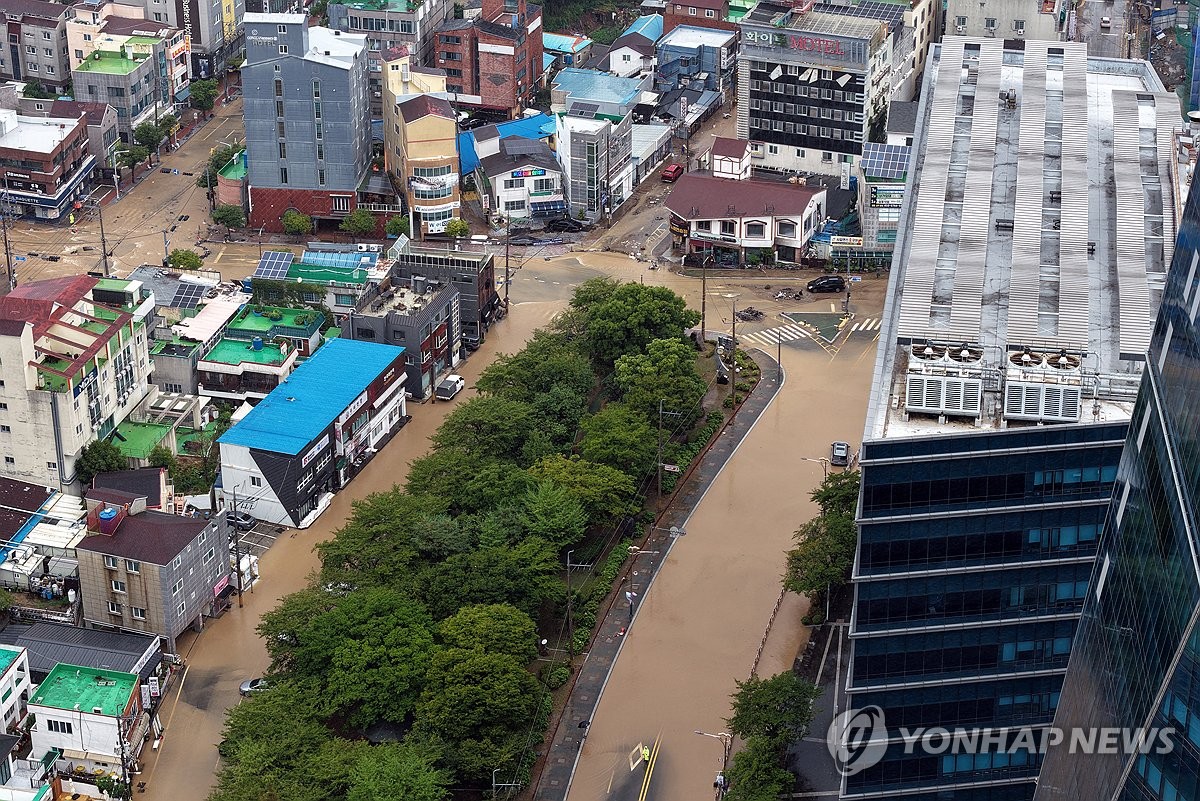 물에 잠긴 거제 도심