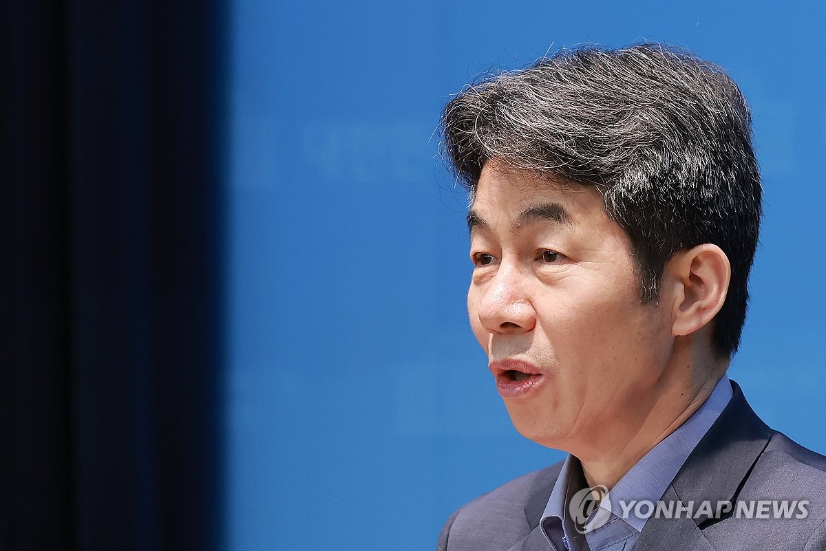 윤석열 정부 국정원 민간인 사찰 의혹 관련 회견하는 윤건영 의원