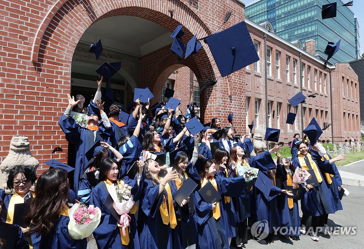 졸업 기념하는 외국인 유학생들
