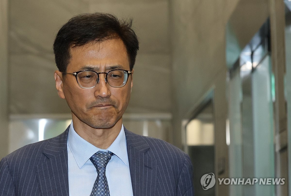 출근하는 이태한 선관위 특검