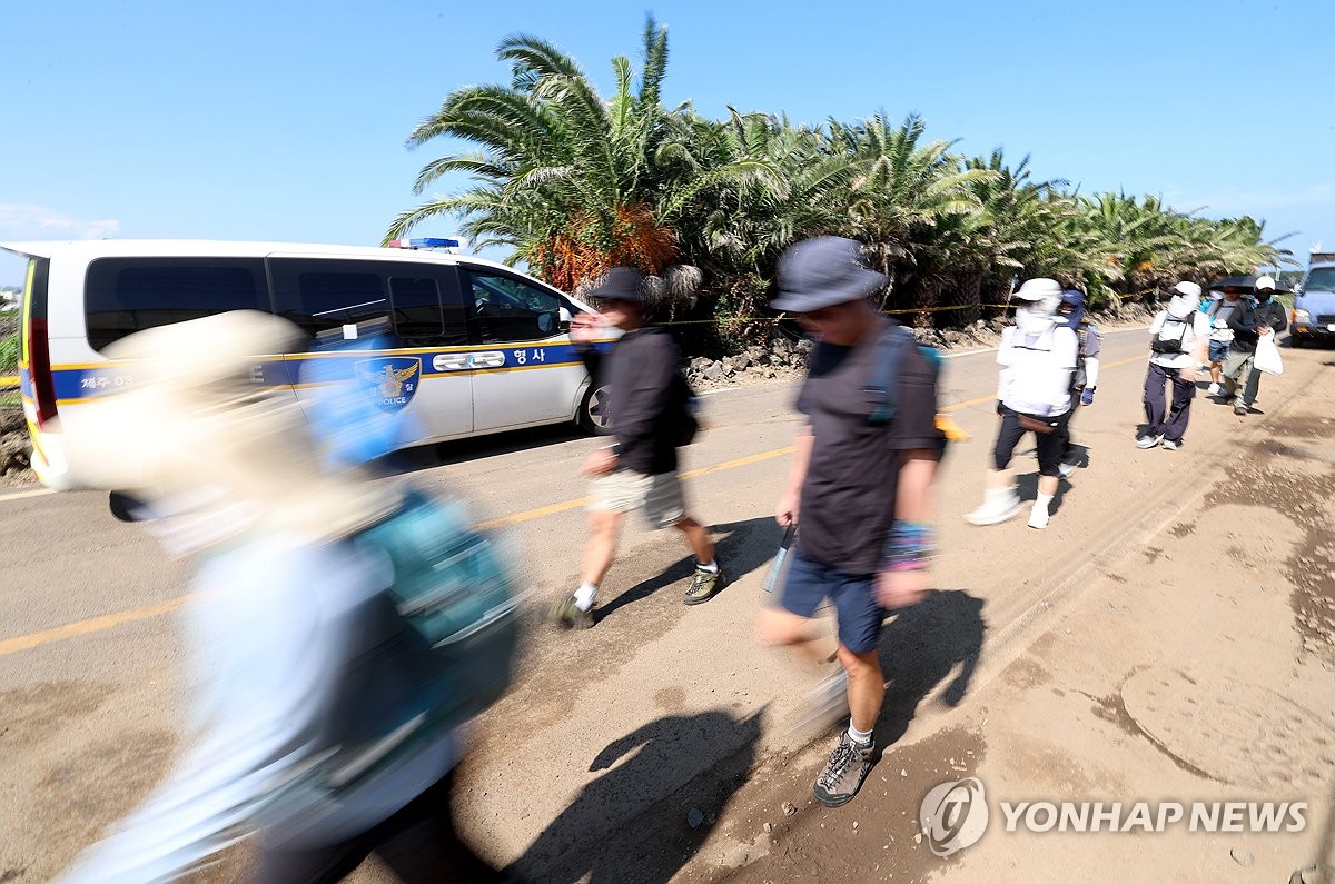 제주 사건현장 지나는 도보여행자들