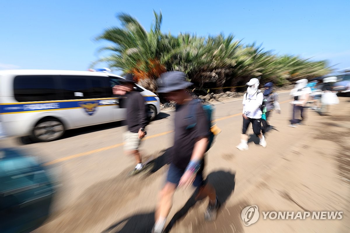 시신 발견 장소 옆 지나는 도보 여행자들