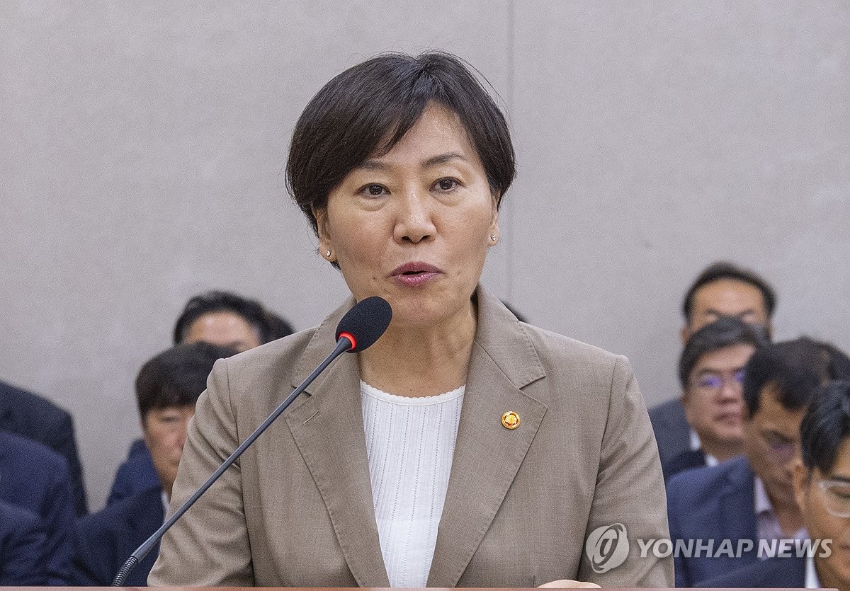 농림축산식품해양수산위원회 전체 회의에서 보고하는 송미령 장관