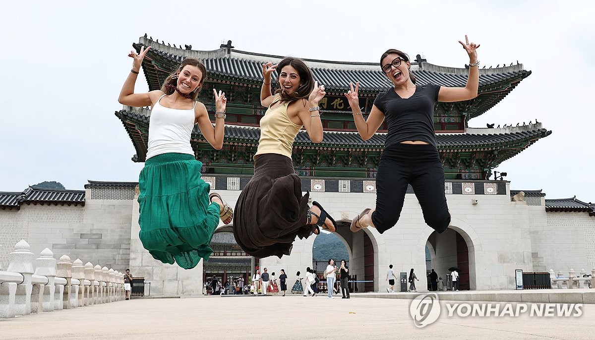 광화문 배경으로 '시원하게 점프!'