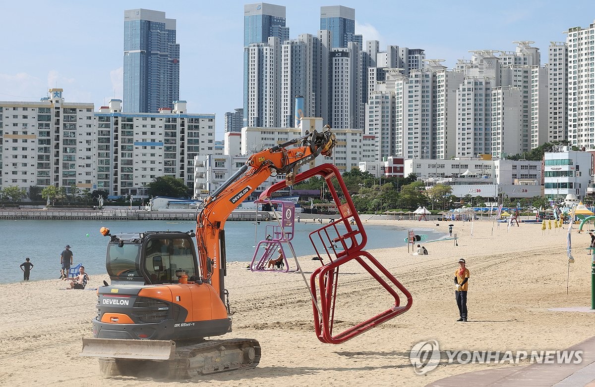 폐장 다음 날, 철거되는 해수욕장 망루