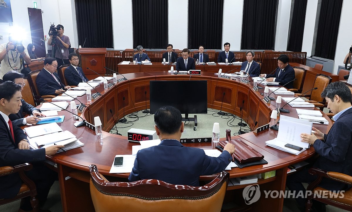 의사봉 두드리는 이양수 정보위원장