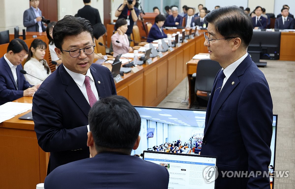 대화하는 행안위원장과 여야 간사