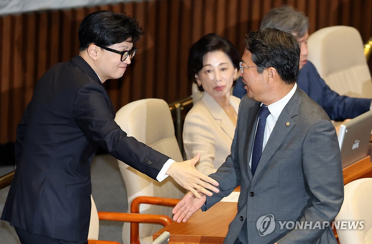 악수하는 김승원·한동훈