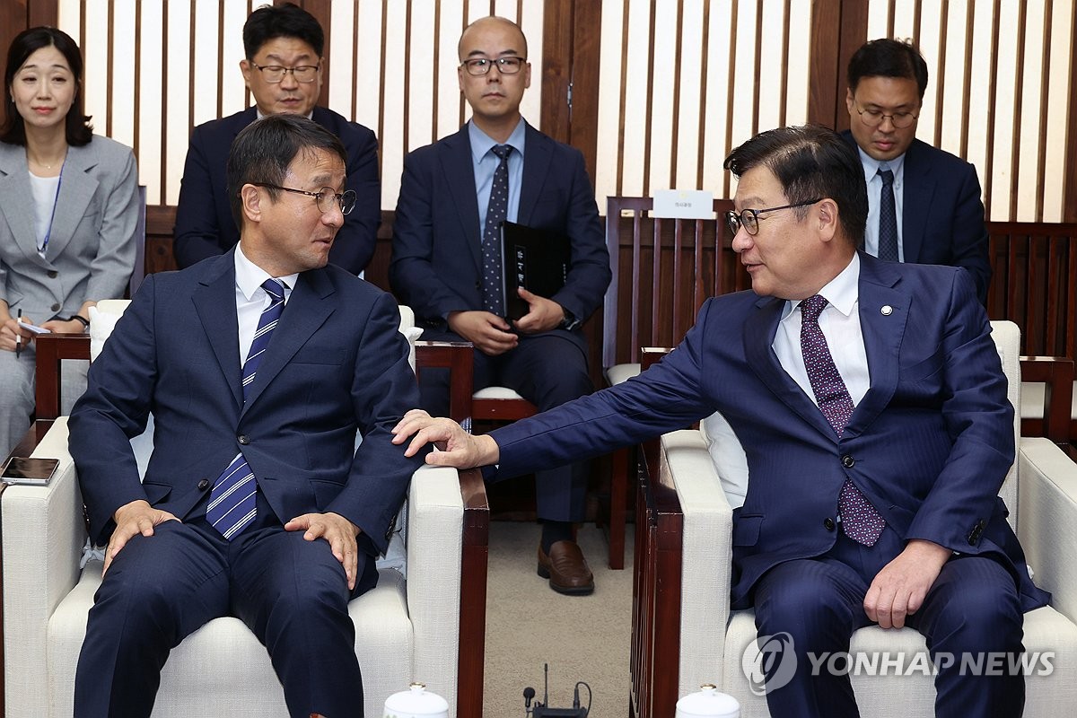 대화하는 한병도 원내대표와 정점식 원내대표