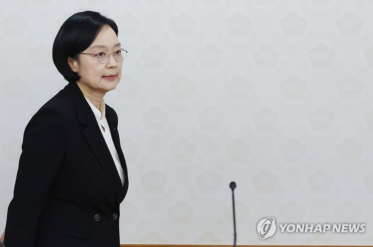 국토대전환 범정부 추진협의회 회의 입장하는 한성숙 국무총리