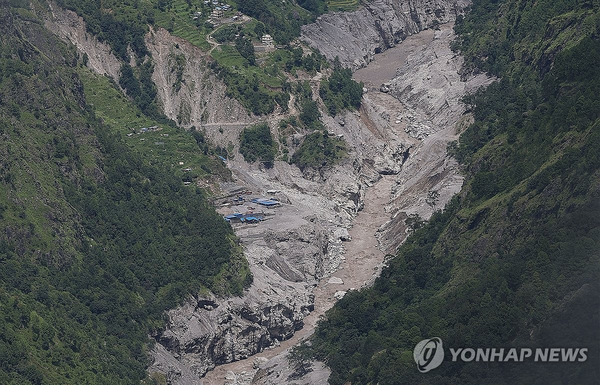 토사로 뒤덮인 위어댐 주변