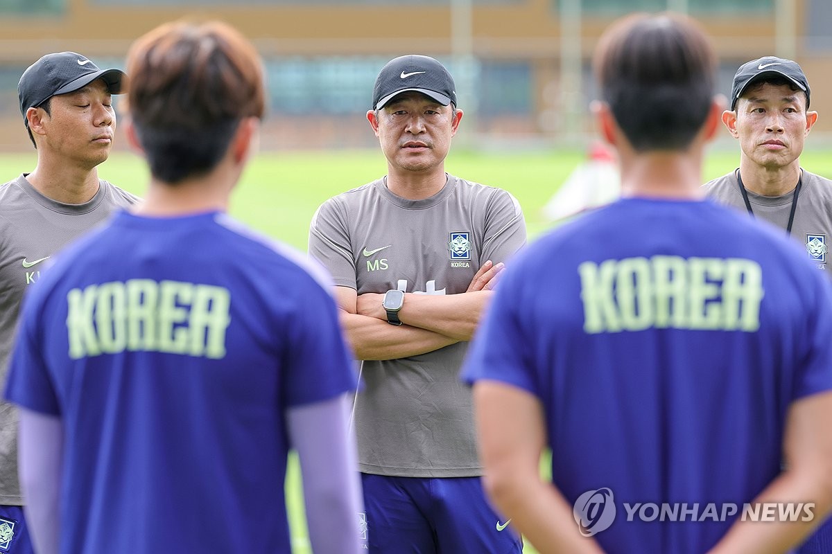 훈련 전 발언하는 이민성 감독