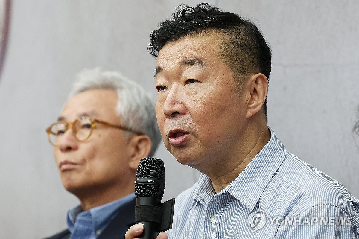 인사말하는 정의신 연출가