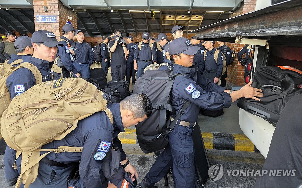 네팔 도착한 한국 긴급구호대 대원들