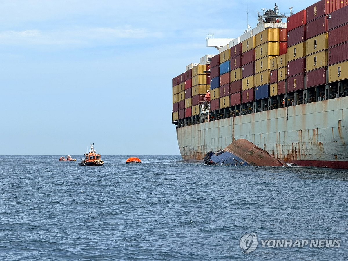 부산 앞바다 예인선 전복 사고…1명 사망·6명 실종