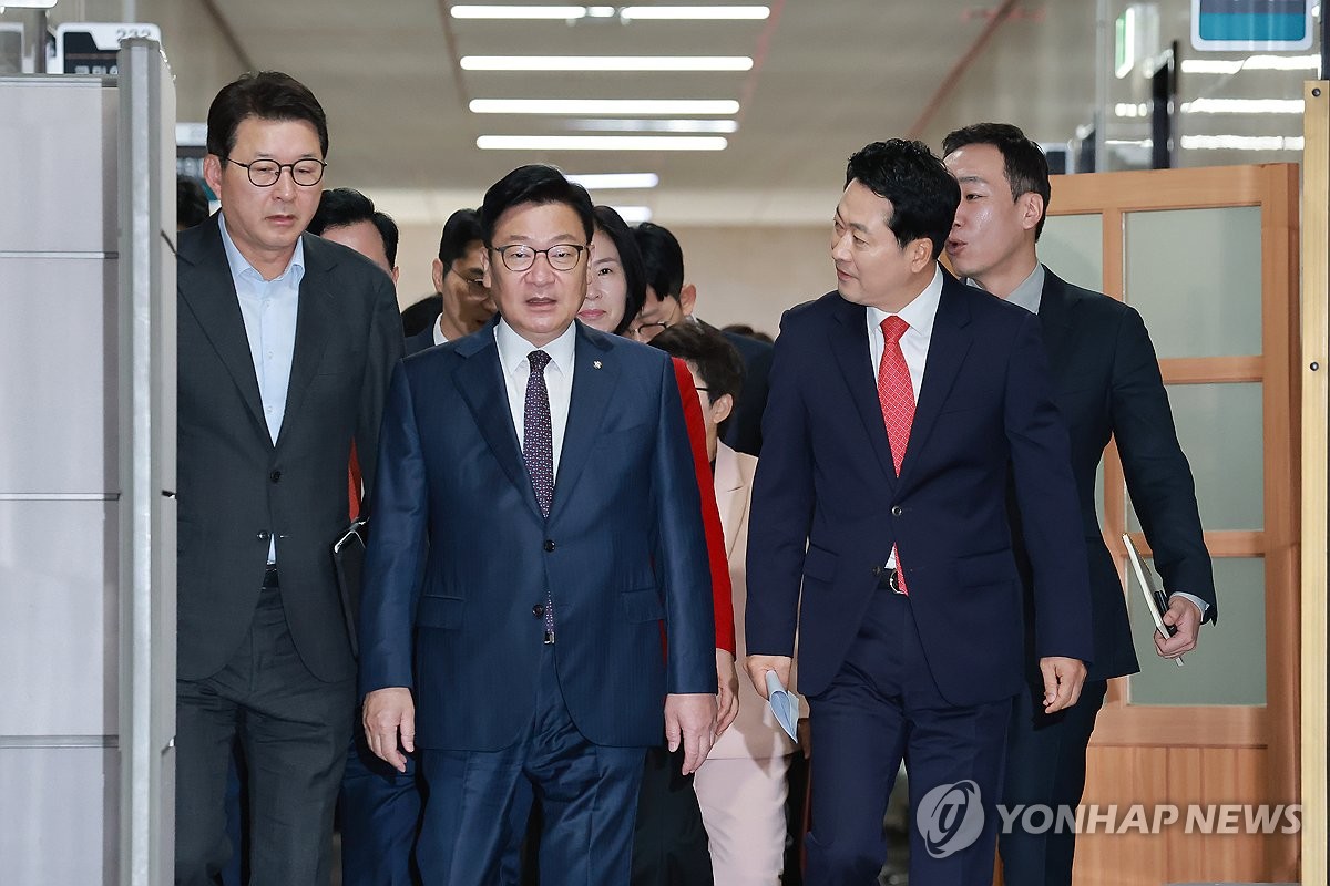 최고위원회의 참석하는 국민의힘 지도부