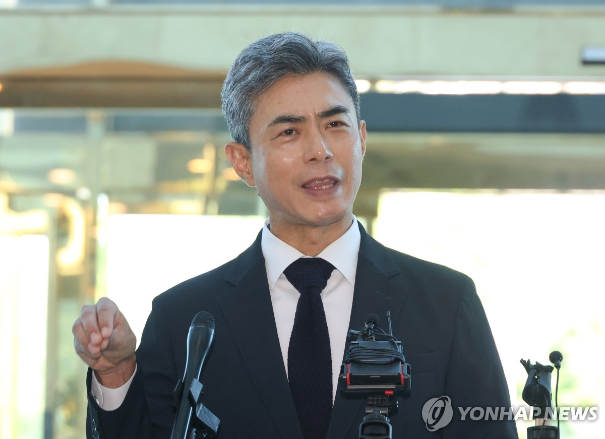 질문에 답하는 강신철 국방장관 후보자