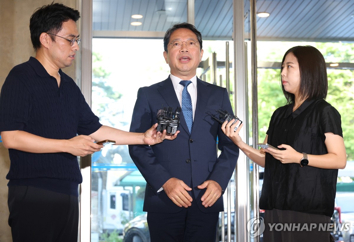 취재진 질문에 답하는 김승원 법무장관 후보자