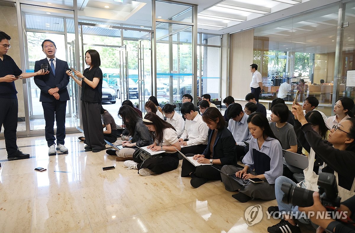 질문에 답하는 김승원 법무장관 후보자