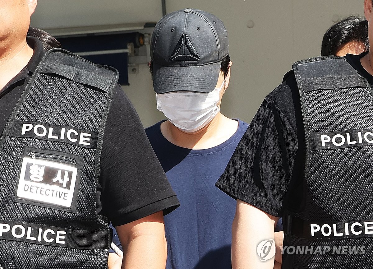 '피신처 찾아가 아내 살해' 공무원 남편, 영장심사 출석