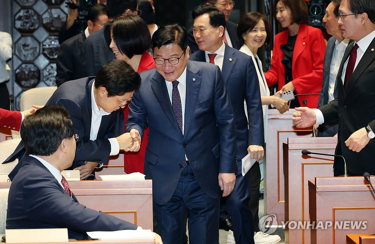 정책 의총 참석하는 정점식 원내대표