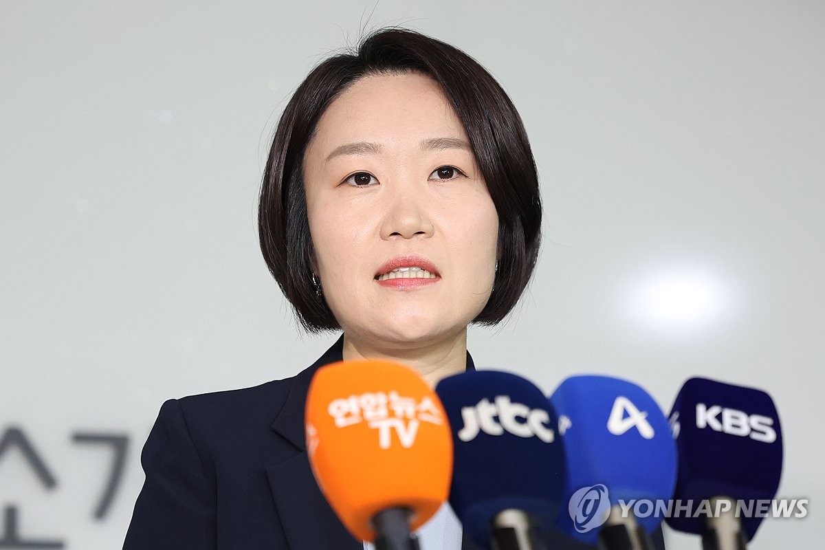 질문에 답하는 이소영 중소벤처기업부 장관 후보자