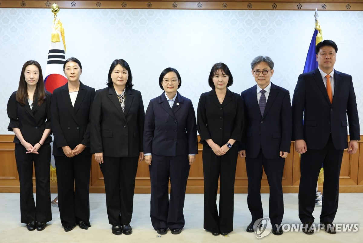 국가스포츠정책위원회 위원들과 함께한 한성숙 국무총리