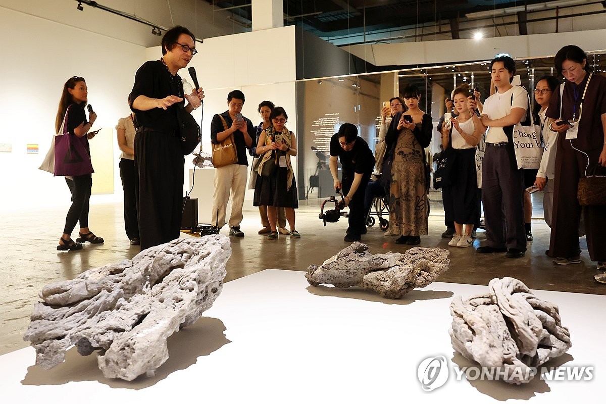 작품 설명하는 호추니옌 예술감독