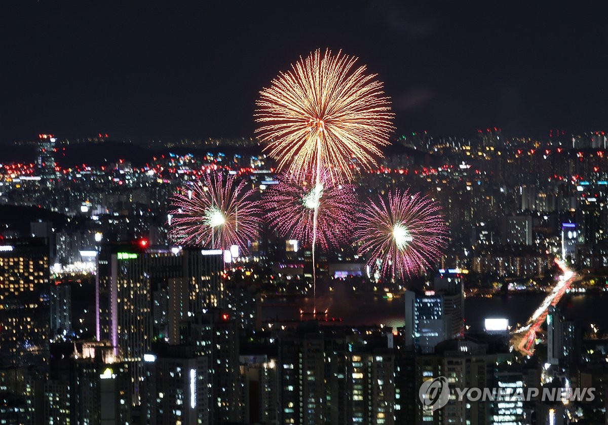 하루 앞서 빛나는 전야제 불꽃