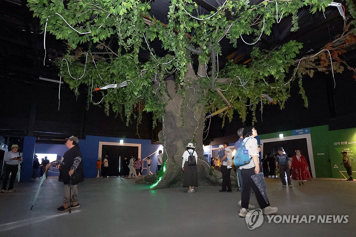 섬박람회 전시관 둘러보는 관람객들
