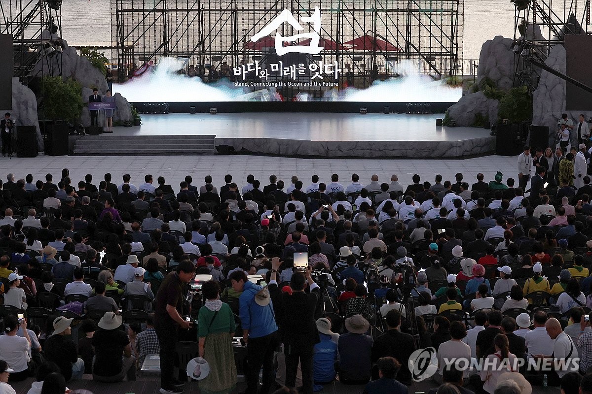 구름 관중 몰린 여수세계섬박람회 개막식