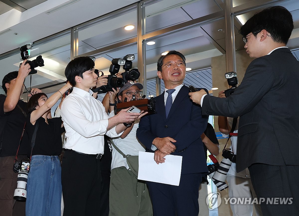 질문 답하는 법무장관 후보자