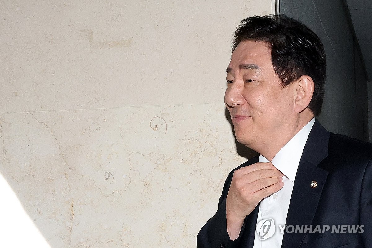 의원실 나서는 김병기 의원