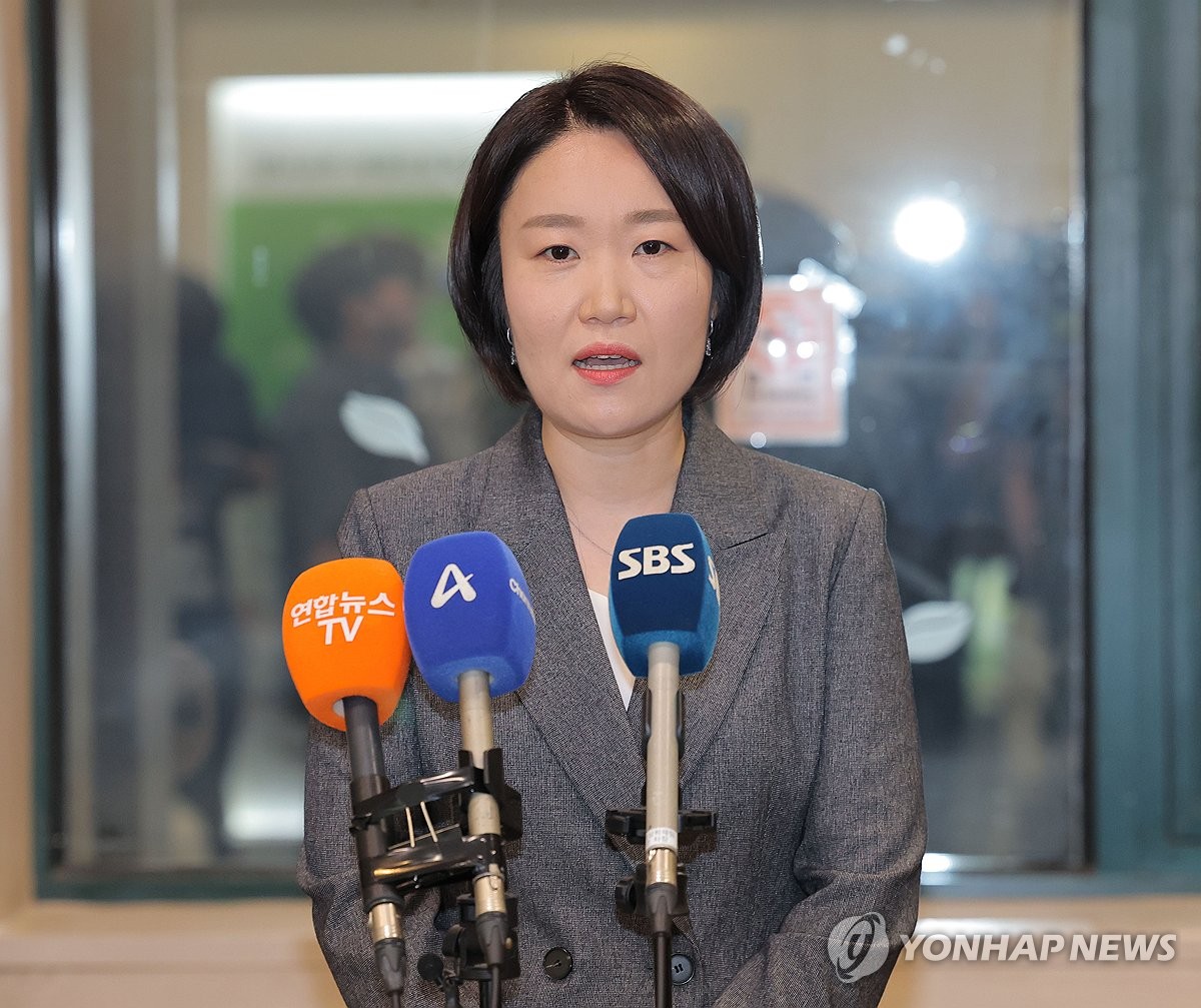 취재진 질문 답변하는 이소영 후보자