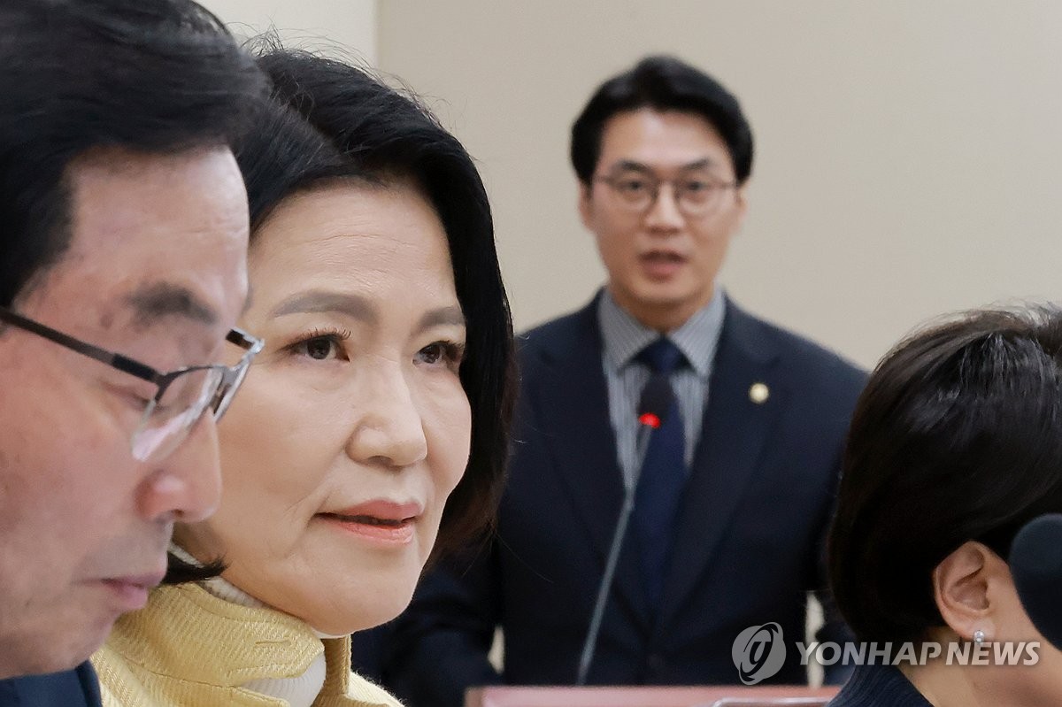 본인 관련 안건 발언·표결 회피 촉구 결의안 제안설명 듣는 이진숙 의원