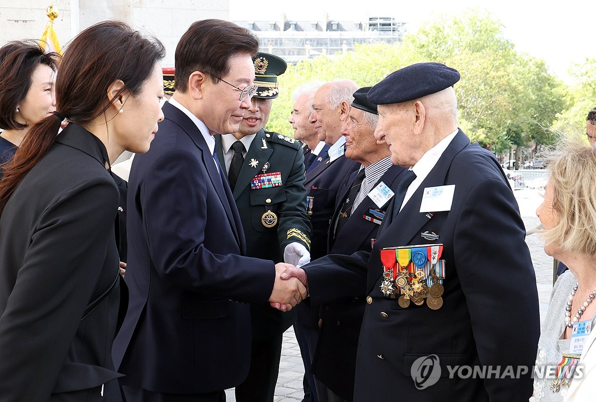 한국전 참전용사들과 인사하는 이재명 대통령