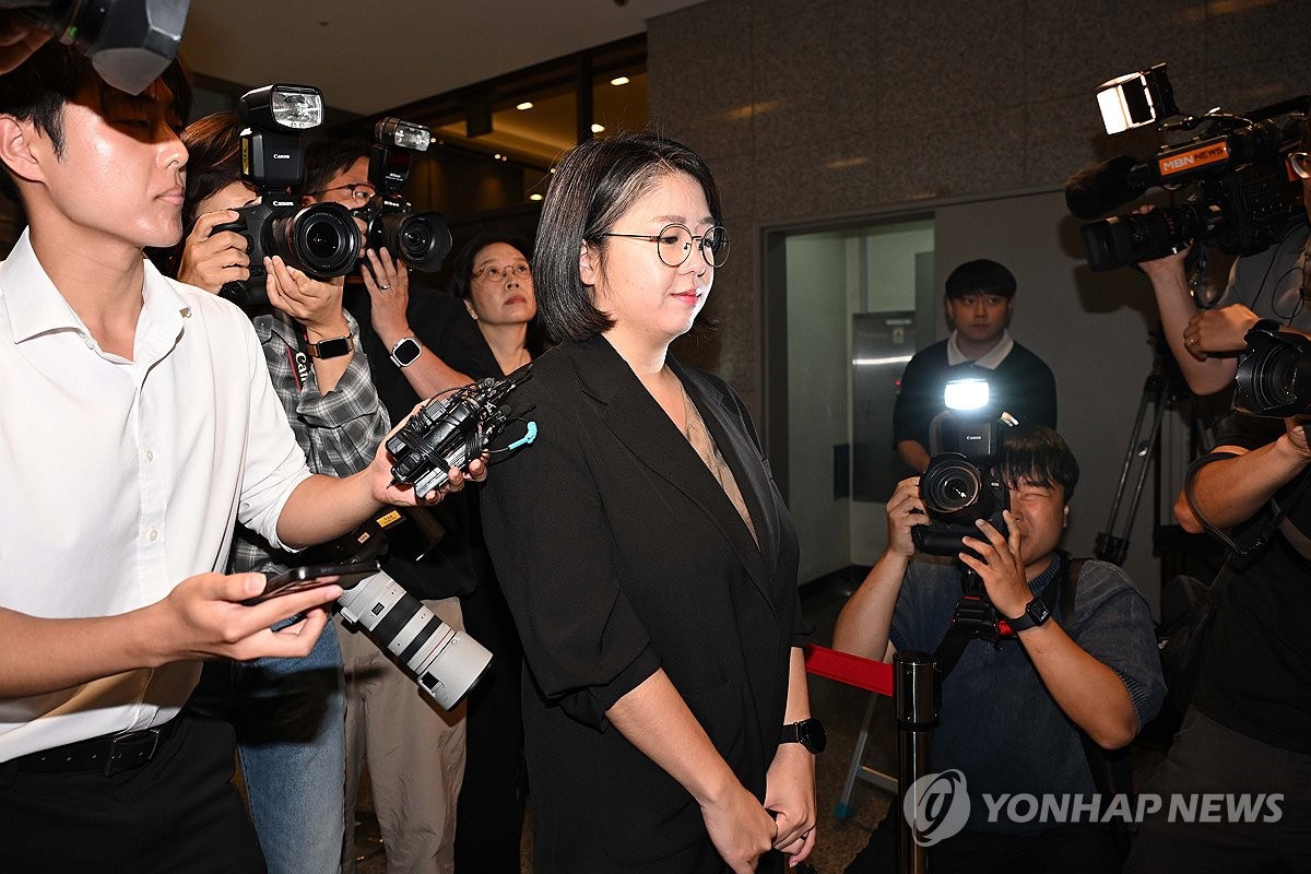 취재진에 둘러싸인 용혜인 장관 후보자