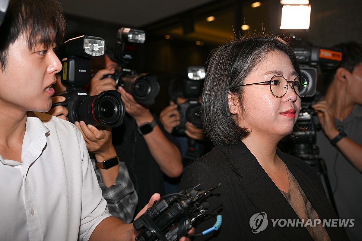 취재진에 둘러싸인 용혜인 장관 후보자