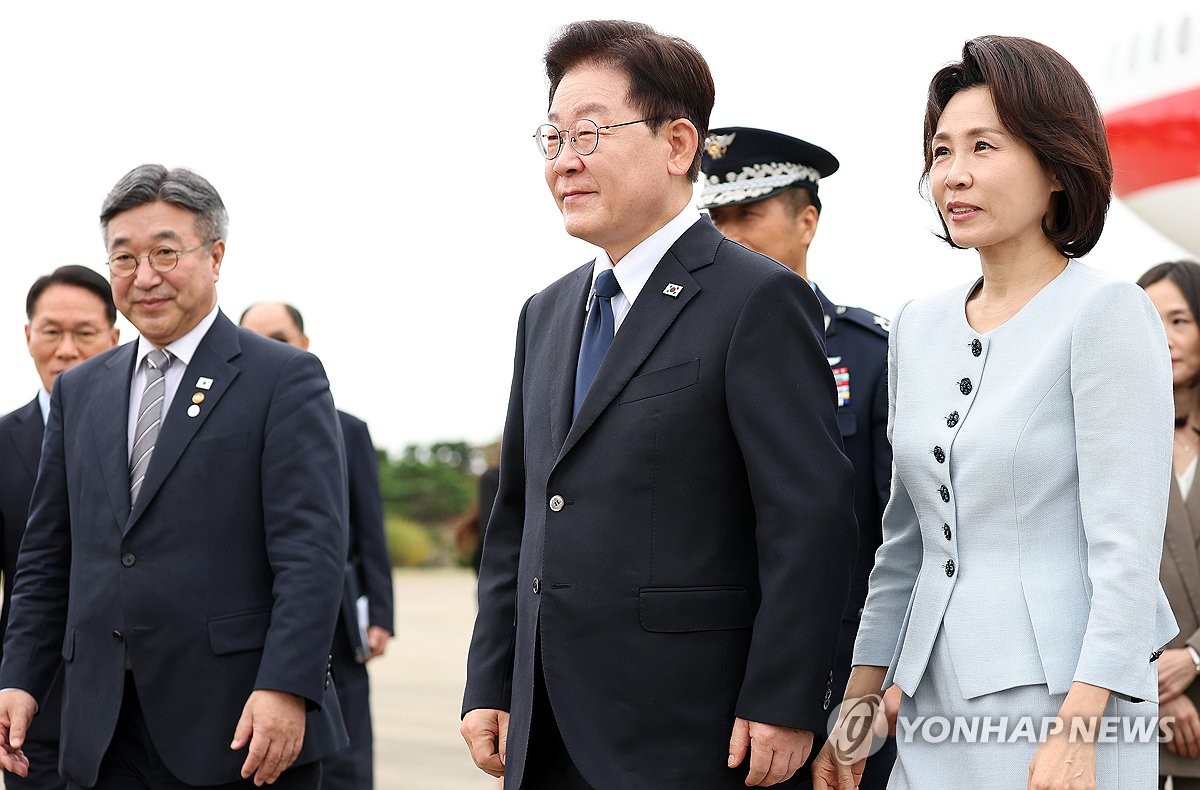 프랑스 국빈방문 마친 이재명 대통령 부부
