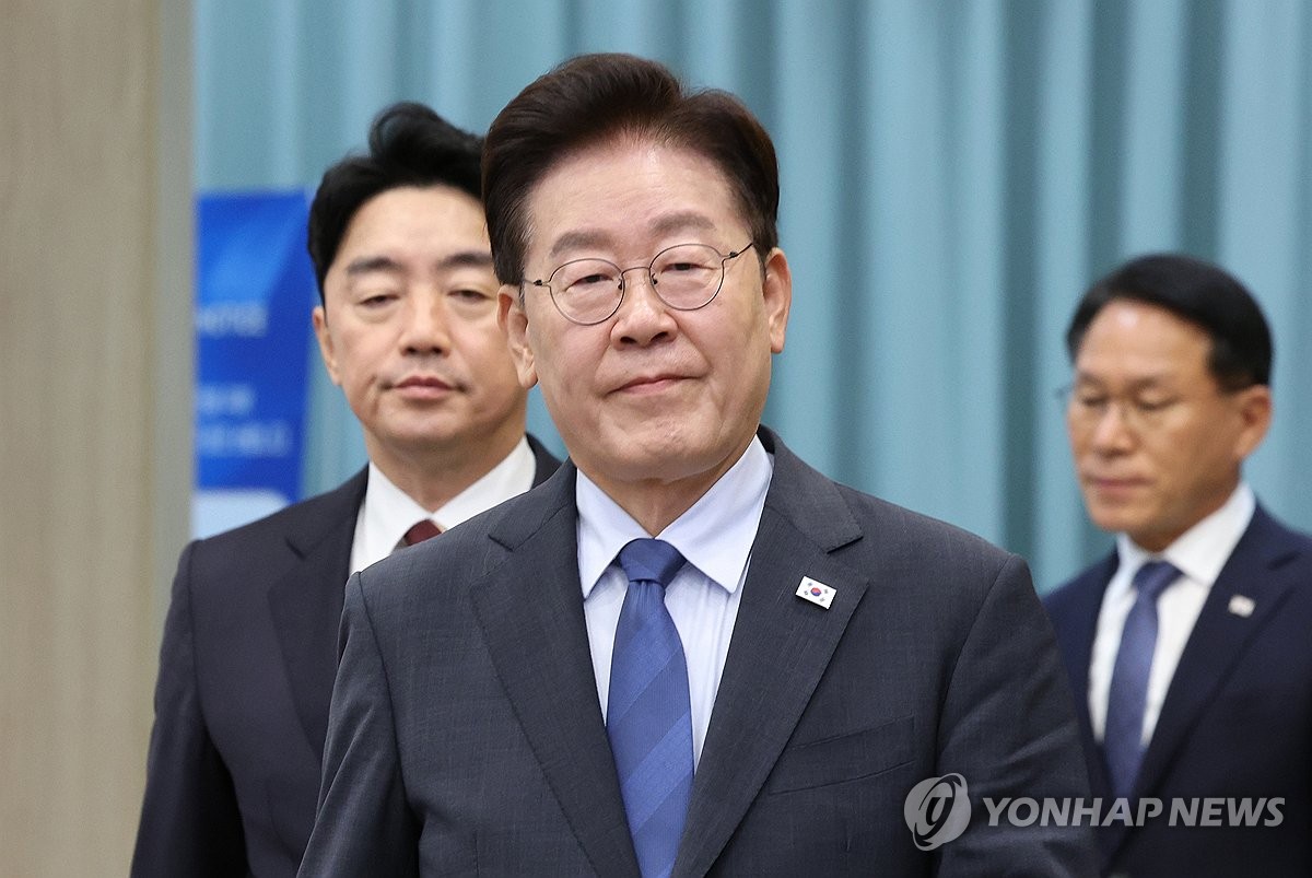 수석보좌관회의 입장하는 이재명 대통령