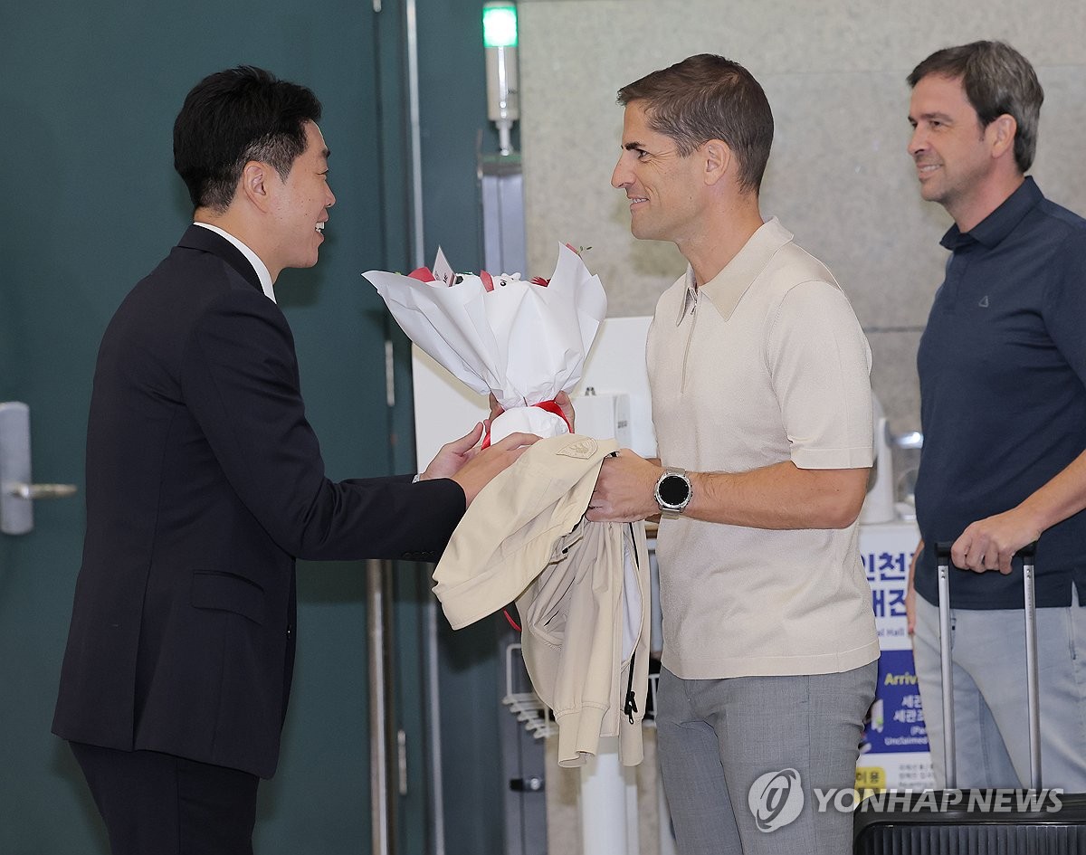 입국한 축구 대표팀 모레노 임시 감독