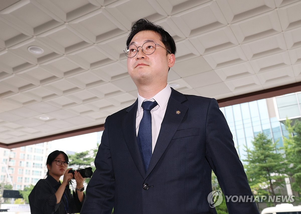 고발인조사 출석하는 김동아 의원